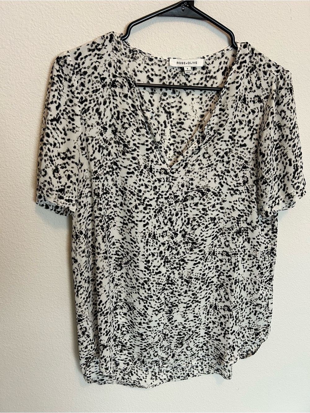 Rose & Olive White and Black Printed V-Neck Blouse - Size S or M